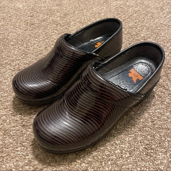 Dansko Womens Dansko XP Black Swirl Patent Leather Clogs size 37 - Picture 2 of 9